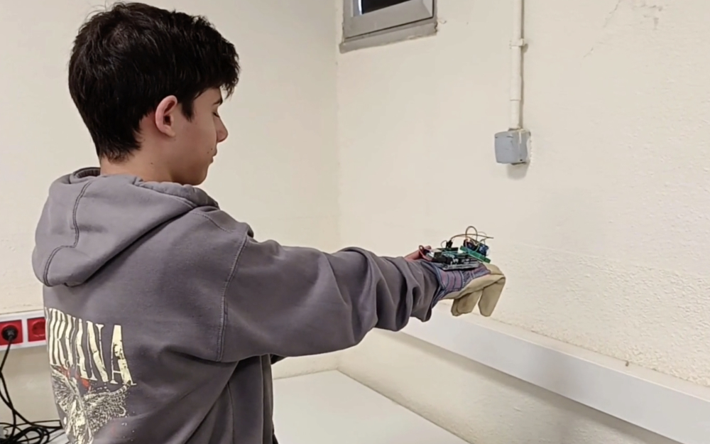 IES Leonardo Da Vinci. Guante ultrasónico para invidentes. Majadahonda