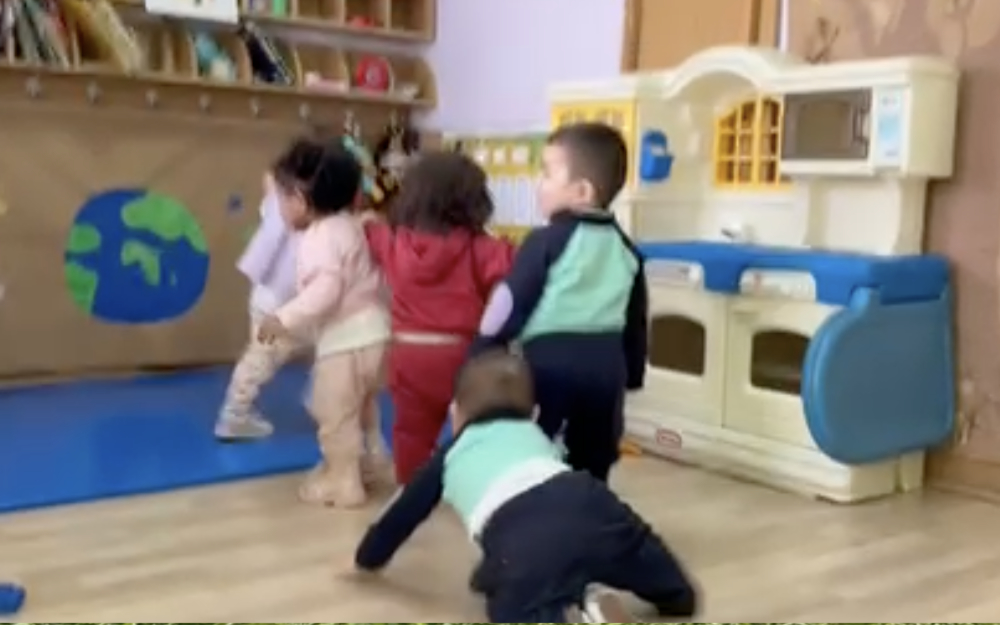 Escuela Infantil Happy ChildHood. Manos que crean. Getafe